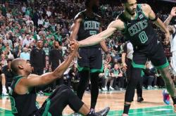 九游官网入口 -包含转折点！波士顿凯尔特人防线松动，NBA季后赛清晨攻防权衡，赛场秩序良好，团队化学反应显著的词条