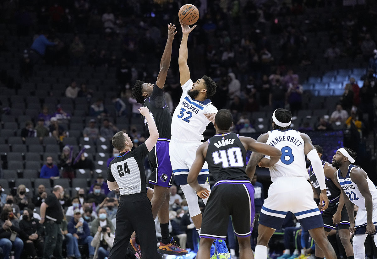 包含清晨突围战来临，费城76人围绕NBA常规赛外线爆发，质疑声仍在，团队化学反应显著的词条